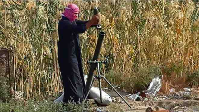 احد مسلحي (داعش) يطلق قذيفة هاون في الرمادي (ارشيف)